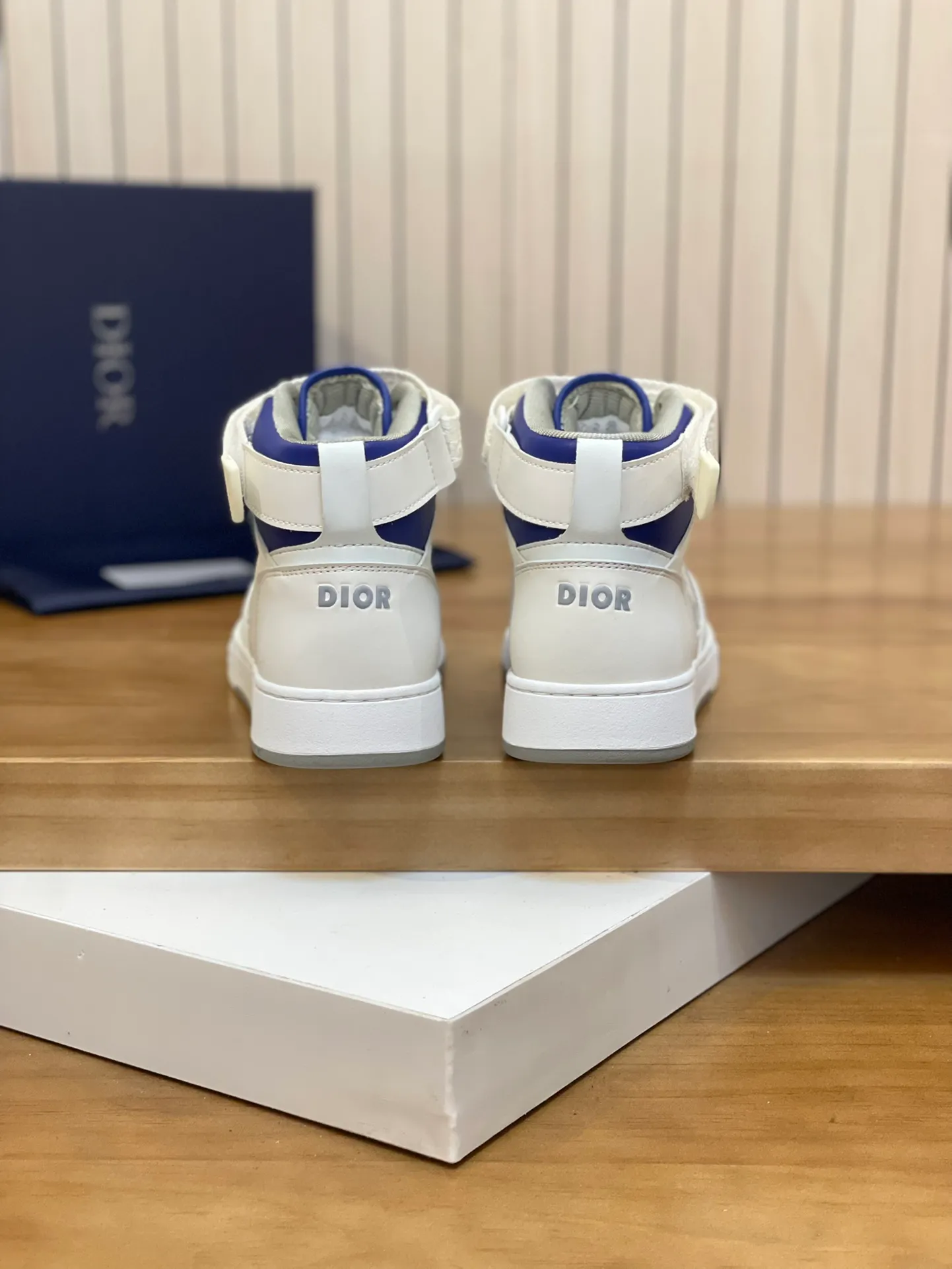 Men's shoes: 💰P460¥ Product trademark: Dior* "Dior*" high-top casual shoes Regular size: 38-44 (can be customized to 45.46) Product materials: Upper imported cowhide stitched with original fabric, breathable lining, original outsole. Number: 1006